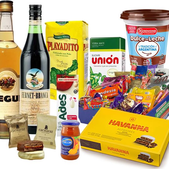 Variada selección de productos alimenticios y bebidas, incluyendo dulces y licores.
